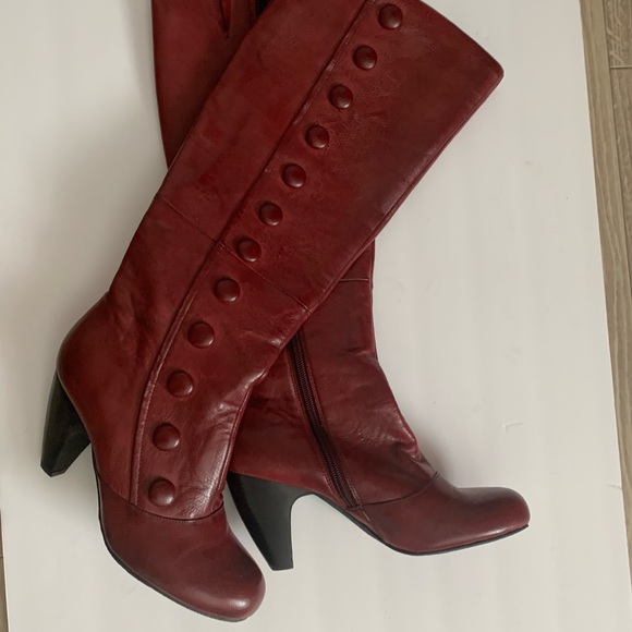 Shoes - Beautiful dare to be different boots.